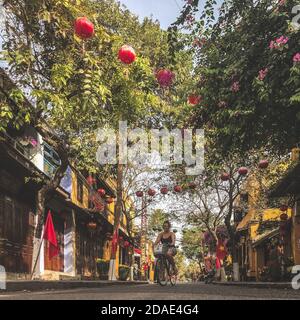 Hoi an, Provinz Quang Nam, Vietnam, 25. Januar 2020 - Hoi an Straße voller Papierlaternen, Altstadt, in vietnam Stockfoto