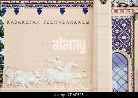 Fassade des Gebäudes mit Flachrelief am VDNH - Pavillon "Metallurgie" (ehemalige kasachische SSR) - Moskau, Russland 05 24 2019 Stockfoto