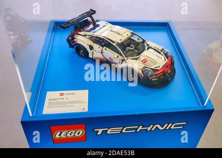 Porsche 911 komplett aus lego Steinen, Nahaufnahme - Russland, Moskau, 08 02 2019 Stockfoto