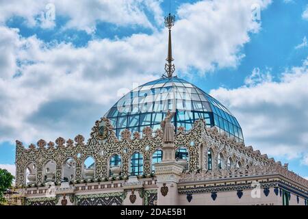 Die Kuppel des Pavillons "Metallurgie" (ehemalige "kasachische SSR") im VDNH. Moskau, Russland 05 24 2019 Reparatur, Restaurierung Stockfoto