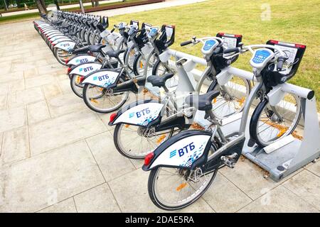 Fahrräder zur Miete in Moskau. Russland, Moskau - 07 01 2019 Stockfoto