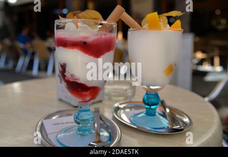 Zwei Gläser Vasen mit Obst und Joghurt Eis Desserts Auf einem Tisch Stockfoto