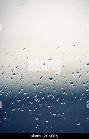 Hintergrundfenster in Regentropfen. Nahaufnahme von Wassertropfen auf Glas Stockfoto