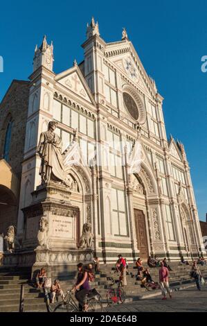 Blick auf die gotische Basilika des Heiligen Kreuzes in Florenz mit der Statue von Dante Alighieri im Vordergrund. Stockfoto