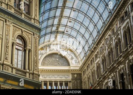 Neapel, Kampanien, Italien, Oktober 2020: Das Glasdach der Galleria Umberto I in Neapel. Erbaut am Ende des 19. Jahrhunderts. Stockfoto