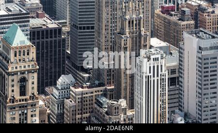 NEW YORK, USA - 30. Apr 2016: Bild der Wolkenkratzer von New York City von der Spitze des Empire State Building aus gesehen. Vogelperspektive. Stockfoto