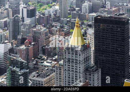NEW YORK, USA - 30. Apr 2016: Bild der Wolkenkratzer von New York City von der Spitze des Empire State Building aus gesehen. Vogelperspektive. Stockfoto