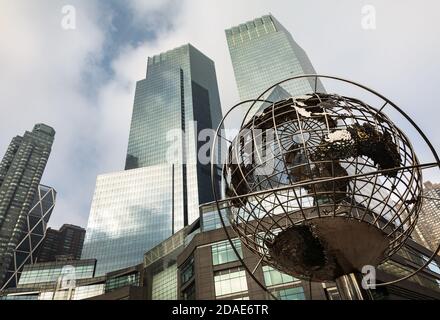 New York, USA - 16. Sep 2017: Ikonische Skulptur der Erde vor den Trump Towers am Columbus Circle in Manhattan. Unisphere-Skulptur aus Edelstahl Stockfoto