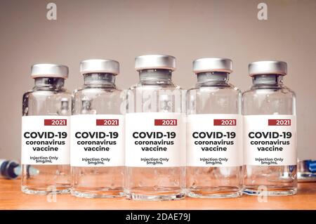 Covid-19 Coronavirus-Impffläschchen standen auf einem Tisch Stockfoto