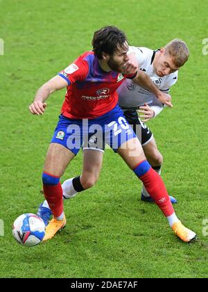 Ben Brereton von Blackburn Rovers (links) und Jay Fulton von Swansea kämpfen während des Sky Bet Championship-Spiels im Liberty Stadium, Swansea, um den Ball. Stockfoto