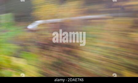 Sorsum, Deutschland. November 2020. Auf der Schnellstraße Hannover-Göttingen im Stadtteil Hildesheim fährt ein ICE der Deutschen Bahn an herbstlich verfärbten Bäumen vorbei (Aufnahme mit langer Verschlusszeit). Die Deutsche Bahn lässt ihre Kunden viel seltener warten als im vergangenen Herbst. Wie bereits im September waren 78.8 Prozent der Fernzüge im Oktober pünktlich, so ein Bahnsprecher der Deutschen Presseagentur. Damit stieg der Pünktlichkeitswert für ICE und Intercities gegenüber Oktober 2019 um 5.8 Prozentpunkte. Kredit: Julian Stratenschulte/dpa/Alamy Live Nachrichten Stockfoto