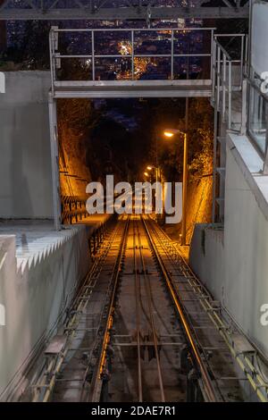 Standseilbahn auf dem Berg Tibidabo in Barcelona bei Nacht Stockfoto