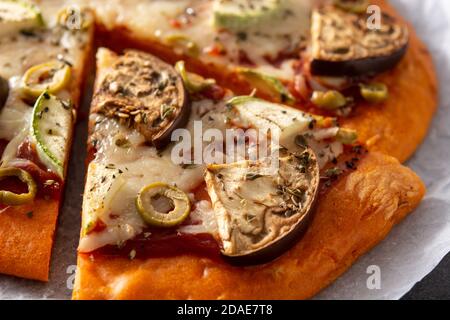 Herbst Kürbis Pizza mit Gemüse isoliert auf weißem Hintergrund Stockfoto