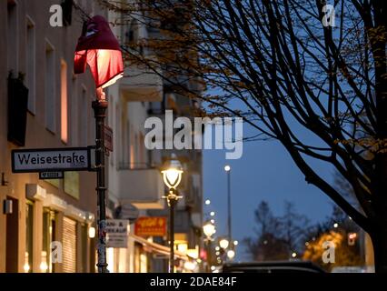Berlin, Deutschland. November 2020. Eine Straßenlampe wird mit einem roten T-Shirt aufgehängt. Quelle: Britta Pedersen/dpa-Zentralbild/dpa/Alamy Live News Stockfoto