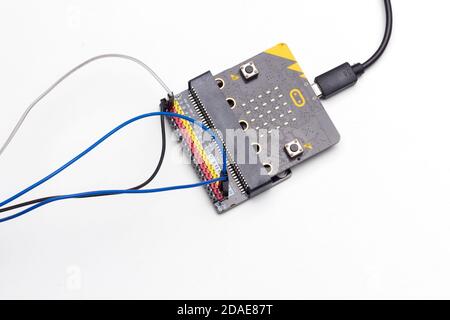 Teil mit elektronischen Komponenten und elektrischen Kabeln in verschiedenen Farben Das ist Teil eines komplexen elektronischen Geräts Stockfoto