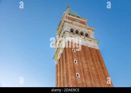 Der Markusplatz mit Campanile und Dogenpalast. Venedig, Italien. Künstlerische Architektur mit blauem Himmel. Stockfoto