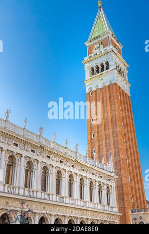 Der Markusplatz mit Campanile und Dogenpalast. Venedig, Italien. Künstlerische Architektur mit blauem Himmel. Stockfoto