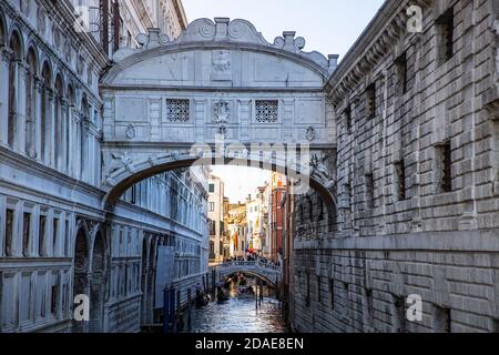 10.09.19 - traditionelle Kanalstraße mit Gondel in Venedig, Italien. Italien Schönheit, eine der Kanalstraßen in, Venezia. Alter Kanal mit Booten und Brücke Stockfoto