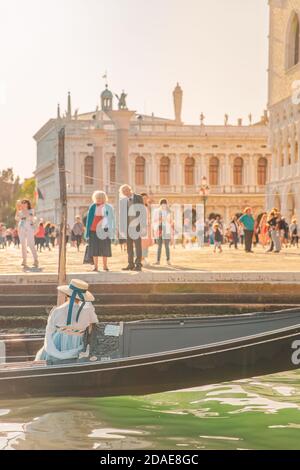 10.09.19 - traditionelle Kanalstraße mit Gondel in Venedig, Italien. Italien Schönheit, eine der Kanalstraßen in, Venezia. Alter Kanal mit Booten und Brücke Stockfoto