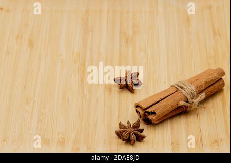 Zimtstangen und Sternanis auf einem Holzhintergrund. Stockfoto