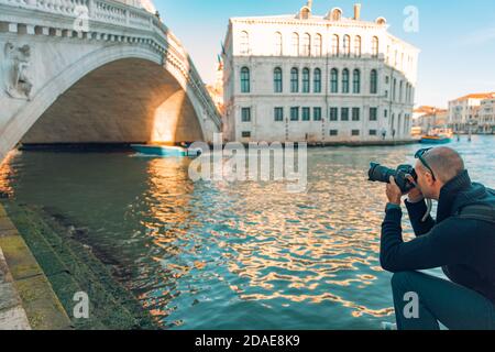 Tourist fotografiert in Venedig. Fotograf fotografiert den Canal Grande in Venedig, Rialtobrücke abstraktes Sonnenlicht, künstlerisches historisches Gebäude Stockfoto