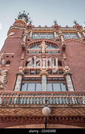 Barcelona, Spanien - 24. Feb 2020: Blick nach oben auf den Balkon der Fassade Catalonia Music Hall Stockfoto