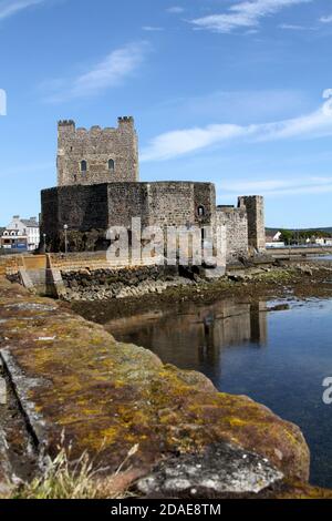 Carrick Fergus Castle und Statue von König William 111, Carrick Fergus, Grafschaft Antrim, Nordirland, Großbritannien. Seit mehr als 800 Jahren ist Carrickfergus Castle ein imposantes Denkmal in der nordirischen Landschaft, ob zu Land, zu Wasser oder in der Luft. Die Burg spielte bis 1928 eine wichtige militärische Rolle und bleibt eine der am besten erhaltenen mittelalterlichen Bauten Irlands. Stockfoto