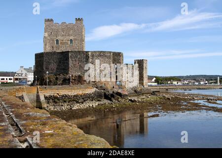 Carrick Fergus Castle und Statue von König William 111, Carrick Fergus, Grafschaft Antrim, Nordirland, Großbritannien. Seit mehr als 800 Jahren ist Carrickfergus Castle ein imposantes Denkmal in der nordirischen Landschaft, ob zu Land, zu Wasser oder in der Luft. Die Burg spielte bis 1928 eine wichtige militärische Rolle und bleibt eine der am besten erhaltenen mittelalterlichen Bauten Irlands. Stockfoto