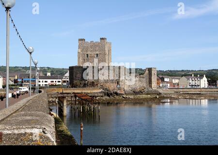 Carrick Fergus Castle und Statue von König William 111, Carrick Fergus, Grafschaft Antrim, Nordirland, Großbritannien. Seit mehr als 800 Jahren ist Carrickfergus Castle ein imposantes Denkmal in der nordirischen Landschaft, ob zu Land, zu Wasser oder in der Luft. Die Burg spielte bis 1928 eine wichtige militärische Rolle und bleibt eine der am besten erhaltenen mittelalterlichen Bauten Irlands. Stockfoto