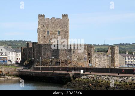 Carrick Fergus Castle und Statue von König William 111, Carrick Fergus, Grafschaft Antrim, Nordirland, Großbritannien. Seit mehr als 800 Jahren ist Carrickfergus Castle ein imposantes Denkmal in der nordirischen Landschaft, ob zu Land, zu Wasser oder in der Luft. Die Burg spielte bis 1928 eine wichtige militärische Rolle und bleibt eine der am besten erhaltenen mittelalterlichen Bauten Irlands. Stockfoto