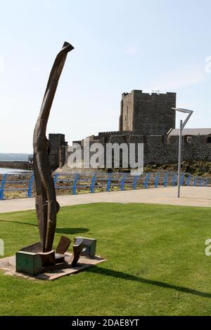 Carrick Fergus Castle und Statue von König William 111, Carrick Fergus, Grafschaft Antrim, Nordirland, Großbritannien. Seit mehr als 800 Jahren ist Carrickfergus Castle ein imposantes Denkmal in der nordirischen Landschaft, ob zu Land, zu Wasser oder in der Luft. Die Burg spielte bis 1928 eine wichtige militärische Rolle und bleibt eine der am besten erhaltenen mittelalterlichen Bauten Irlands. Stockfoto