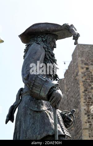 Carrick Fergus Castle und Statue von König William 111, Carrick Fergus, Grafschaft Antrim, Nordirland, Großbritannien. Seit mehr als 800 Jahren ist Carrickfergus Castle ein imposantes Denkmal in der nordirischen Landschaft, ob zu Land, zu Wasser oder in der Luft. Die Burg spielte bis 1928 eine wichtige militärische Rolle und bleibt eine der am besten erhaltenen mittelalterlichen Bauten Irlands. Stockfoto