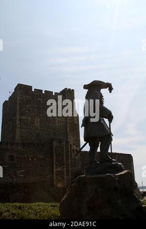 Carrick Fergus Castle und Statue von König William 111, Carrick Fergus, Grafschaft Antrim, Nordirland, Großbritannien. Seit mehr als 800 Jahren ist Carrickfergus Castle ein imposantes Denkmal in der nordirischen Landschaft, ob zu Land, zu Wasser oder in der Luft. Die Burg spielte bis 1928 eine wichtige militärische Rolle und bleibt eine der am besten erhaltenen mittelalterlichen Bauten Irlands. Stockfoto