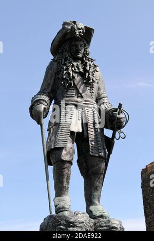 Carrick Fergus Castle und Statue von König William 111, Carrick Fergus, Grafschaft Antrim, Nordirland, Großbritannien. Seit mehr als 800 Jahren ist Carrickfergus Castle ein imposantes Denkmal in der nordirischen Landschaft, ob zu Land, zu Wasser oder in der Luft. Die Burg spielte bis 1928 eine wichtige militärische Rolle und bleibt eine der am besten erhaltenen mittelalterlichen Bauten Irlands. Stockfoto