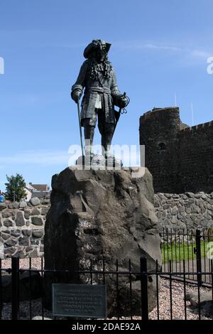 Carrick Fergus Castle und Statue von König William 111, Carrick Fergus, Grafschaft Antrim, Nordirland, Großbritannien. Seit mehr als 800 Jahren ist Carrickfergus Castle ein imposantes Denkmal in der nordirischen Landschaft, ob zu Land, zu Wasser oder in der Luft. Die Burg spielte bis 1928 eine wichtige militärische Rolle und bleibt eine der am besten erhaltenen mittelalterlichen Bauten Irlands. Stockfoto