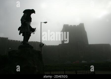 Carrick Fergus Castle und Statue von König William 111, Carrick Fergus, Grafschaft Antrim, Nordirland, Großbritannien. Seit mehr als 800 Jahren ist Carrickfergus Castle ein imposantes Denkmal in der nordirischen Landschaft, ob zu Land, zu Wasser oder in der Luft. Die Burg spielte bis 1928 eine wichtige militärische Rolle und bleibt eine der am besten erhaltenen mittelalterlichen Bauten Irlands. Stockfoto