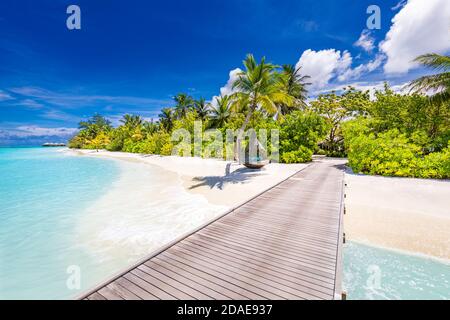 Wunderschöne tropische Malediven Insel mit Strandmeer und Kokospalme am blauen Himmel für Natururlaub. Langer Steg ins Paradies Stockfoto