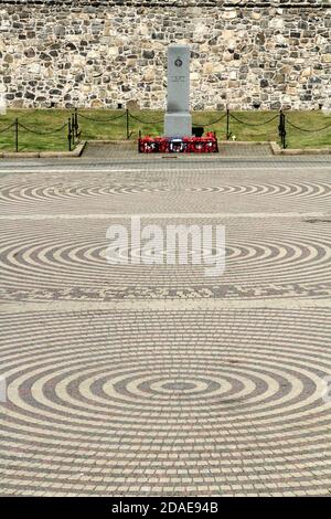 Antrim Nordirland. Gedenktafel zur Schlacht von Antrim am 7 1798. Juni. Am 200. Jahrestag der Schlacht von Antrim wurden Steinpfeiler und -Plakate errichtet. Am 7. Juni 1798 griffen vereinte Iren aus Antrim und dem Bezirk die Stadt an, um Richter als Geiseln im gegenüberliegenden Gerichtsgebäude zu ergreifen. Hinter dieser Mauer verbrannte das Feuer der lokalen Yeomen die meisten Aufständischen auf den Gemeindefriedhof. Das Eintreffen militärischer Verstärkung führte dazu, dass sich die Aufständischen im Chaos zurückzogen. Mehr als 200 Männer, Frauen und Kinder starben an diesem sonnigen Nachmittag. Stockfoto