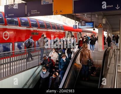 Essen, Nordrhein-Westfalen, Deutschland - Regionalexpress-Zug am Bahnsteig des Essener Hauptbahnhofs, Maskendienst am Bahnhof in Zeiten der Coronakrise Stockfoto