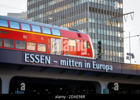 Essen, Nordrhein-Westfalen, Deutschland - Regional Express Zug auf Essener Bahnsteig, ESSEN Logo in der Mitte Europas Stockfoto