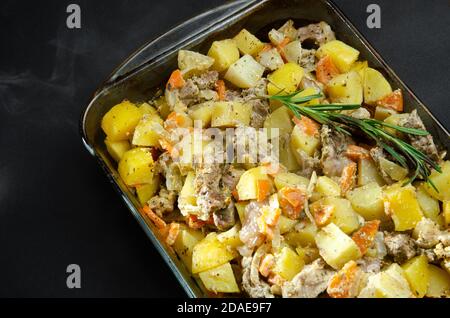 Gericht von Kartoffeln und Fleisch mit marinieren im Ofen. Stockfoto