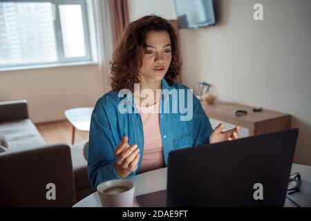 Junge Frau Freiberufler arbeitet online auf Computer-Laptop. Stockfoto