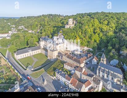 Frankreich, Vexin Français Naturpark, La Roche Guyon, beschriftet schönsten Dörfer in frankreich, das Schloss (Luftaufnahme) Stockfoto