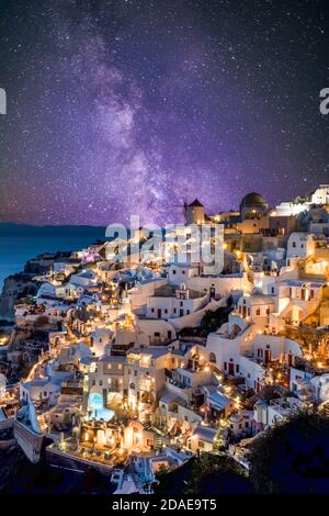 Nacht Langzeitbelichtung Landschaft Landschaft. Romantisches Santorini, Oia Stadt in Milchstraße Galaxie, Foto-Composite. Atemberaubende erstaunliche Landschaft malerische Aussicht Stockfoto