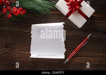 Weihnachtsbrief des Weihnachtsmannes. Weihnachtskarten werden vorbereitet. Stockfoto