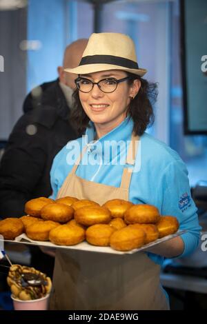 Frau mit Brille verkauft Donuts in einem Geschäft: Russland. Moskau 20. Dezember 2019 Stockfoto