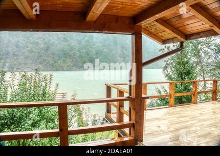 Starker strömender Regen über Bergsee, an einem Herbsttag. Starker Wind. Stockfoto