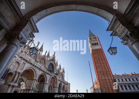 Flur sonniger Panoramablick auf den Markusplatz in Venedig, Italien. Erstaunliche künstlerische Reise Landschaft, Historische Architektur von Venedig Stockfoto