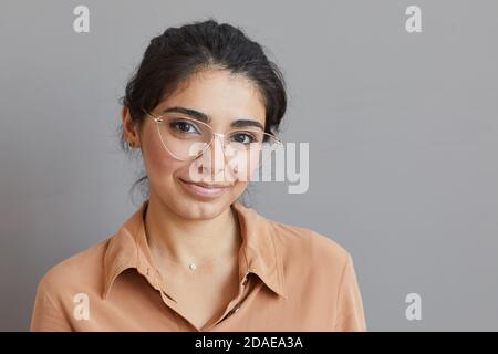 Porträt einer jungen schönen Frau in Brillen Blick auf die Kamera Isoliert auf grauem Hintergrund Stockfoto