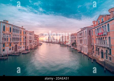 Erstaunliche Sommer Reise Landschaft. Atemberaubende Sonnenuntergänge über dem Canal Grande und der Basilika Santa Maria della Salute in Venedig, Italien. Entspannende Farben Stockfoto